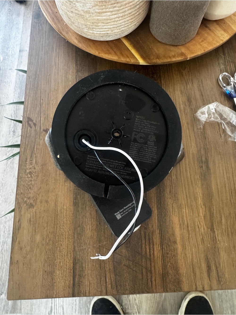 Wyze Cam Floodlight v2 Outdoor Security Camera w/ Motion Lights Black - Picture 2 of 2